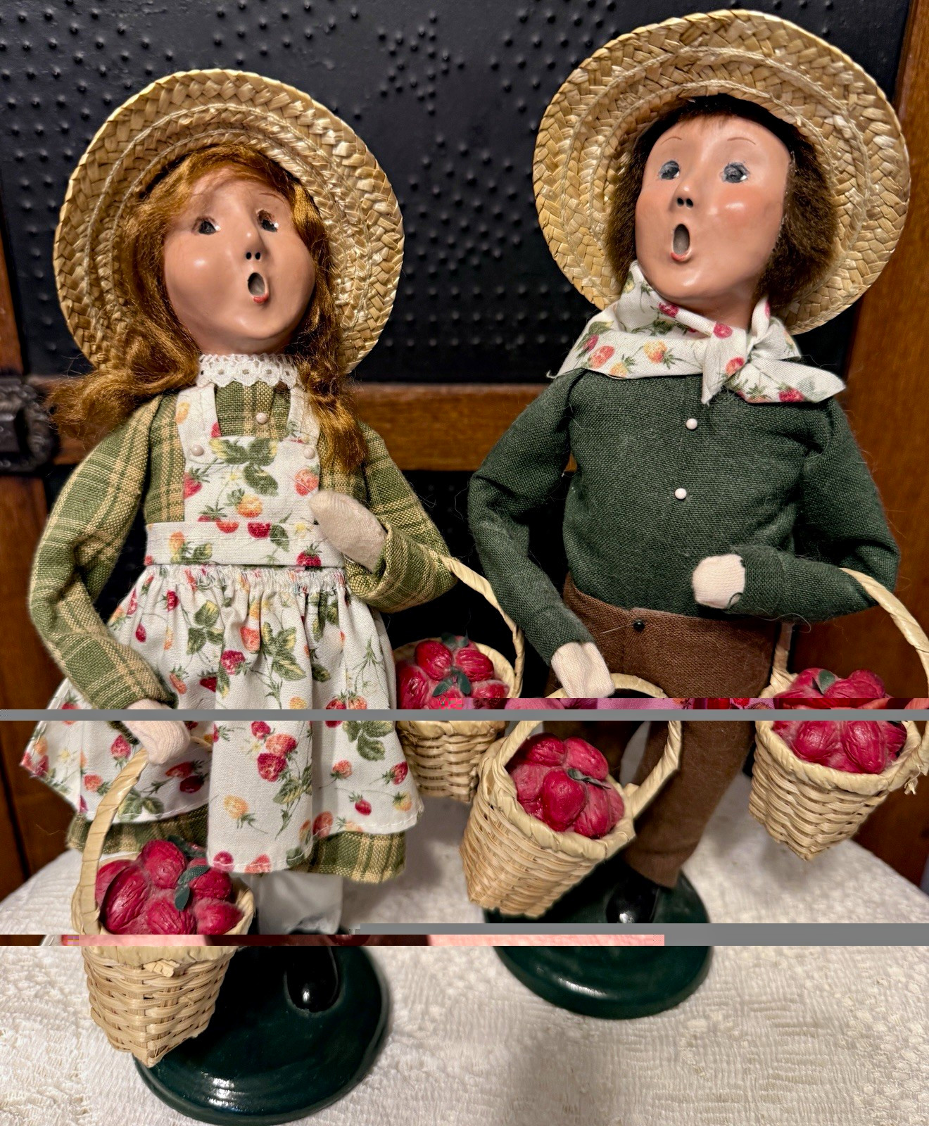Byers Choice Cries of London 2010 Boy Girl Strawberries Baskets Carolers Pair