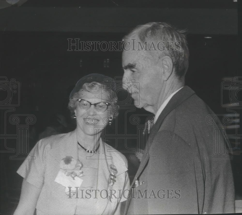 1956 Press Photo Former Milwaukee Mayor Daniel Hoan speaking with Edna Bowen