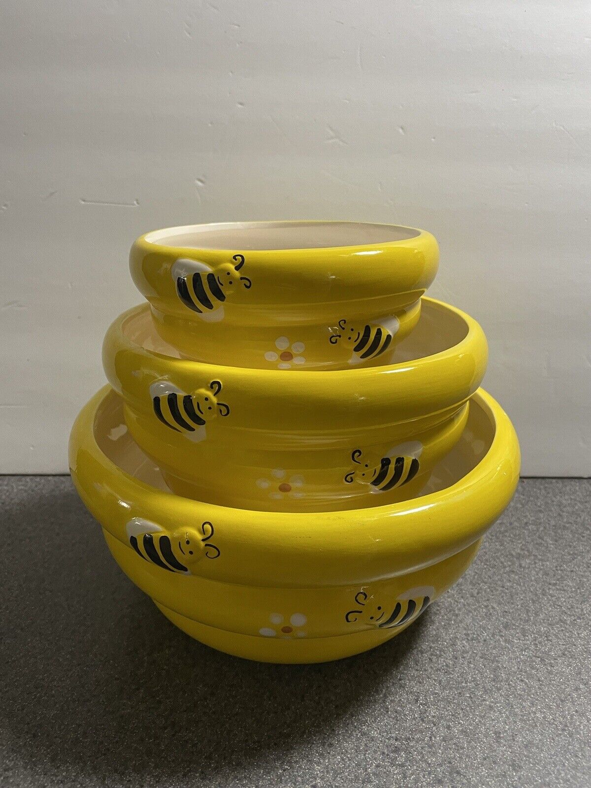 Discontinued Avon Busy Bee Mixing Bowl Set of 3 