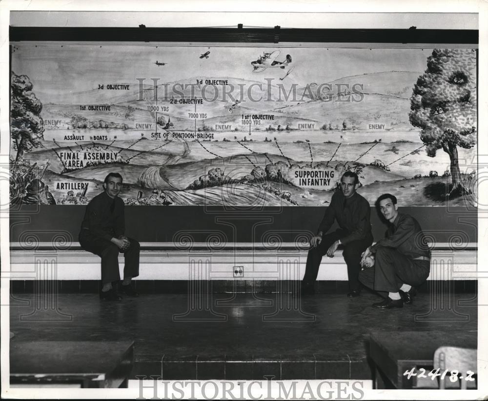 1942 Press Photo U.S. Army behind a Battle Maps.