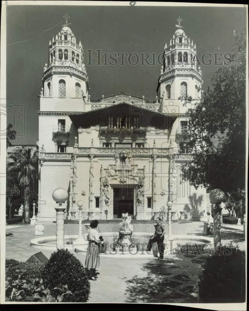 Press Photo Tourists Visit Estate of William Randolph Hearst, San Simeon