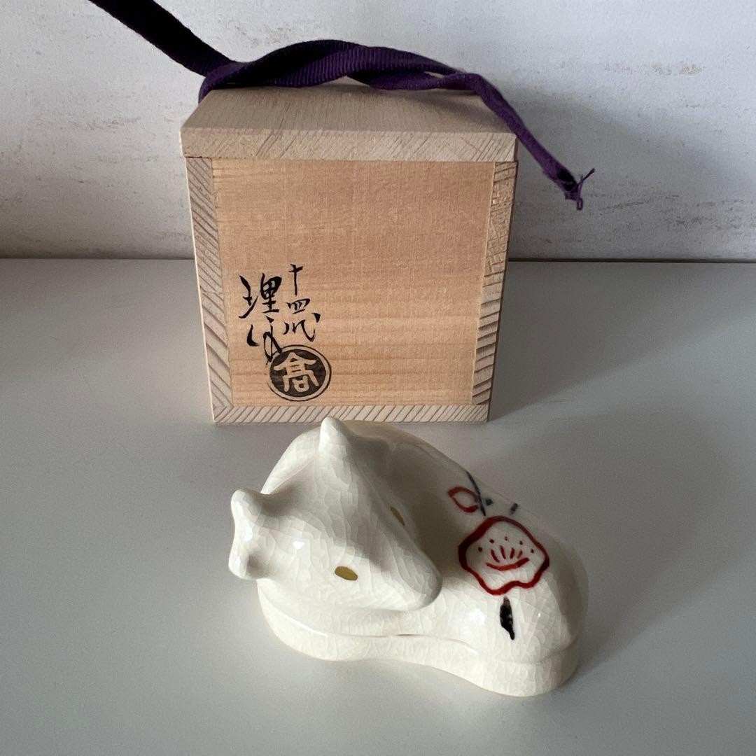 Kitao Rihei Ware Incense Box Cow-Camellia Pattern Tea Utensil Collection