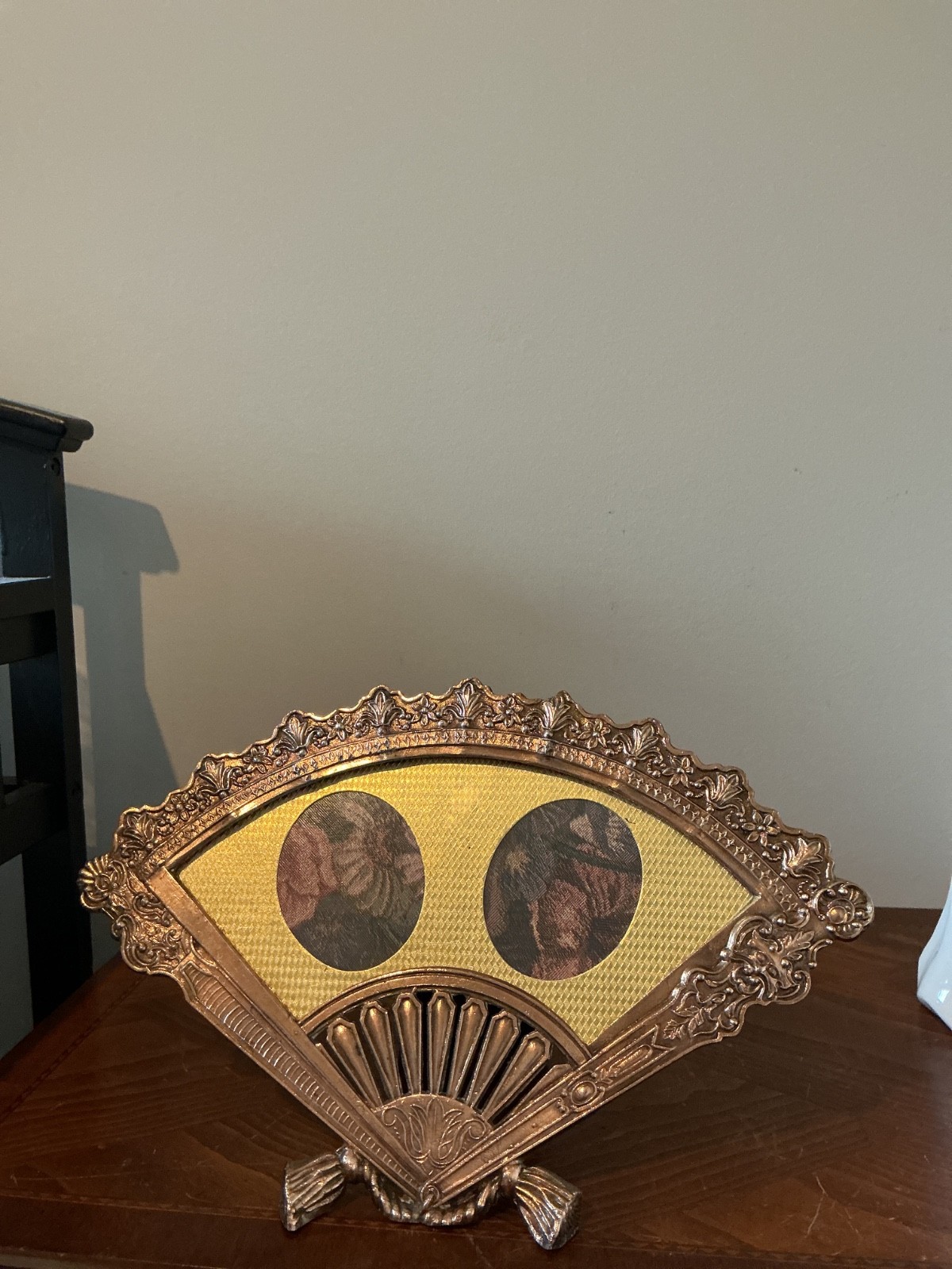 vintage ornate brass or bronze folding-fan picture frame, of Hollywood Regency vintage ornate brass or bronze folding-fan picture frame, of Hollywood Regency