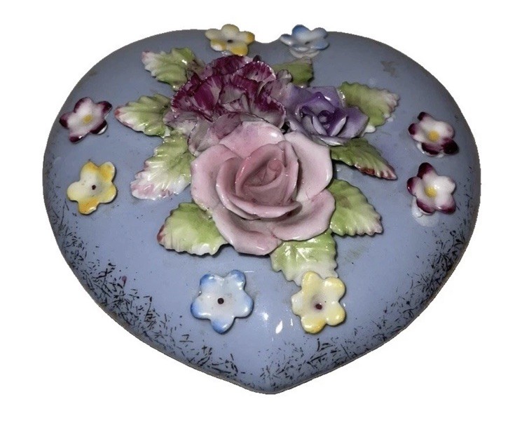 Vintage cute Japan Ceramic Heart Trinket Vanity Box 3-D Flowers Periwinkle