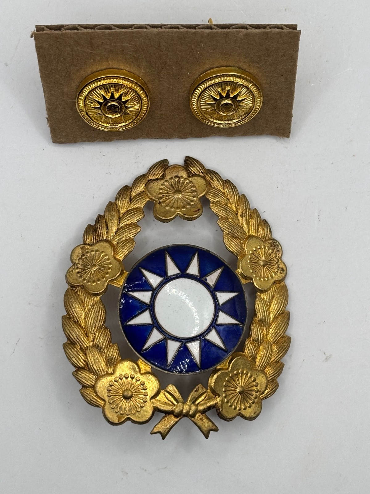 RARE CIRCA 1949 REPUBLIC OF CHINA OFFICER HAT BADGE AND SIDE CHINSTRAP BUTTONS