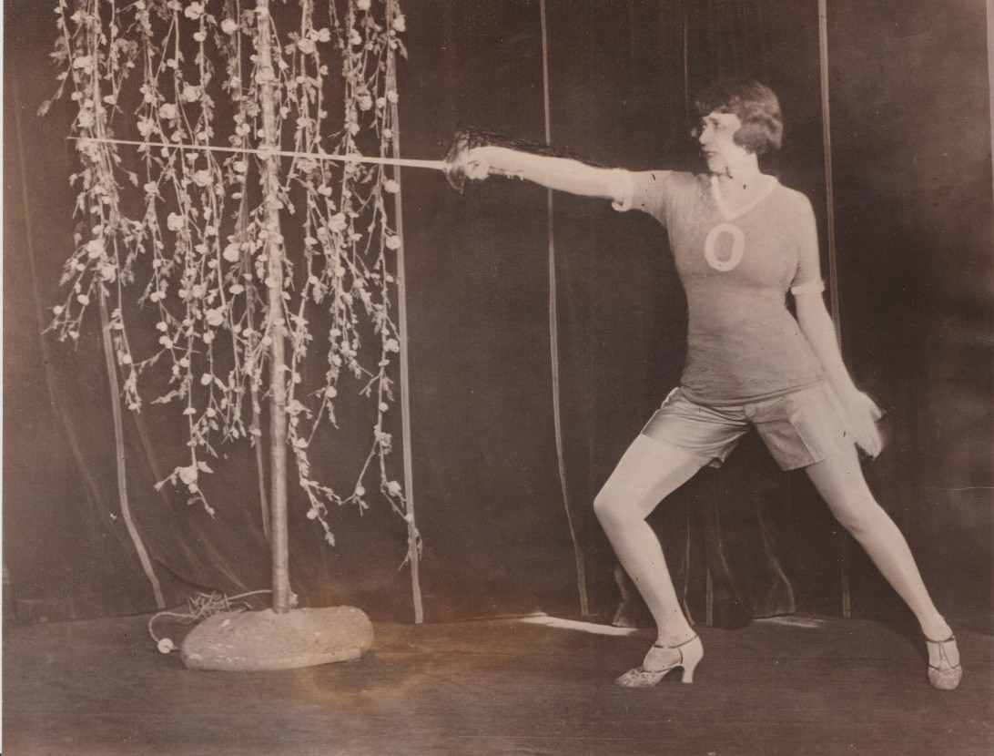 1925 Press Photo Leggy French Actress Mistinguett Practices Fencing for a Duel