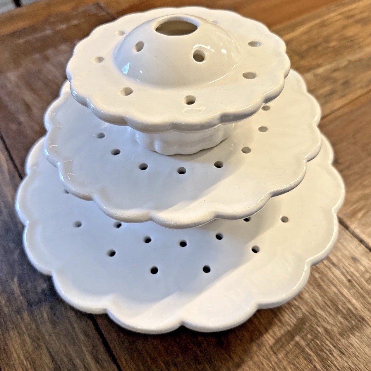 Vtg Ceramic White Scalloped Edge 3 Tier Tulipiere Flower Holder Vase Frog Martha