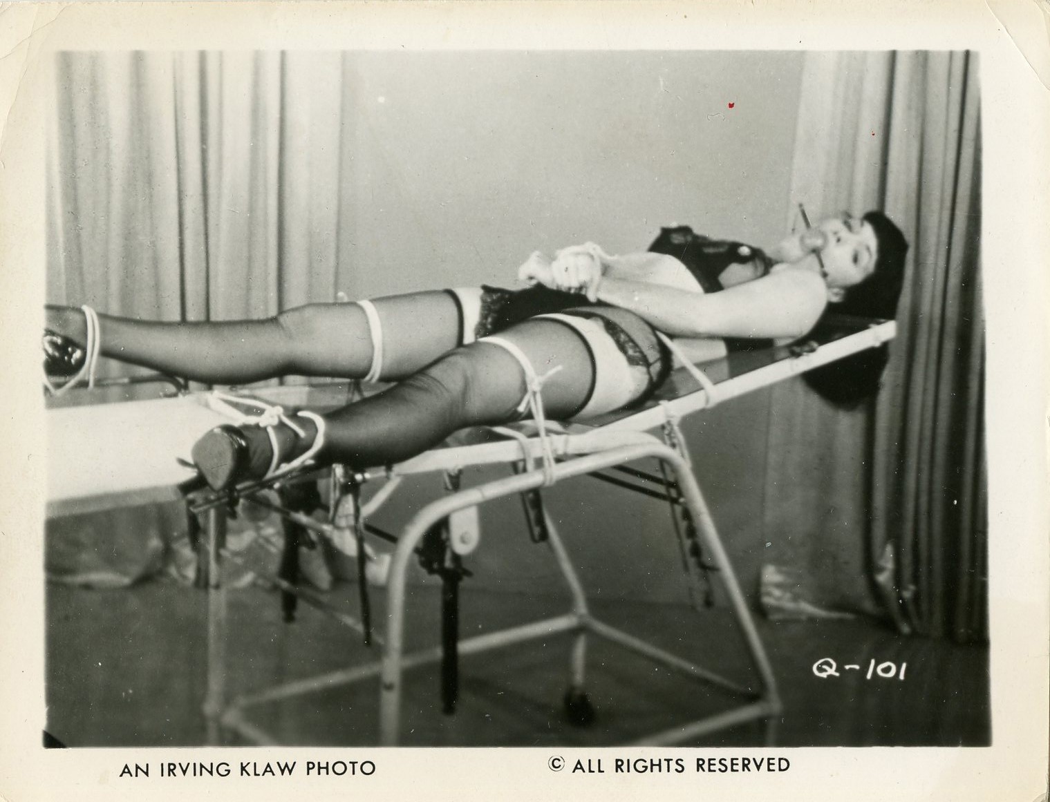 RARE BETTIE PAGE VINTAGE 1950\'s 4 x 5 PHOTOGRAPH BY IRVING KLAW RARE BETTIE PAGE VINTAGE 1950\'s 4 x 5 PHOTOGRAPH BY IRVING KLAW