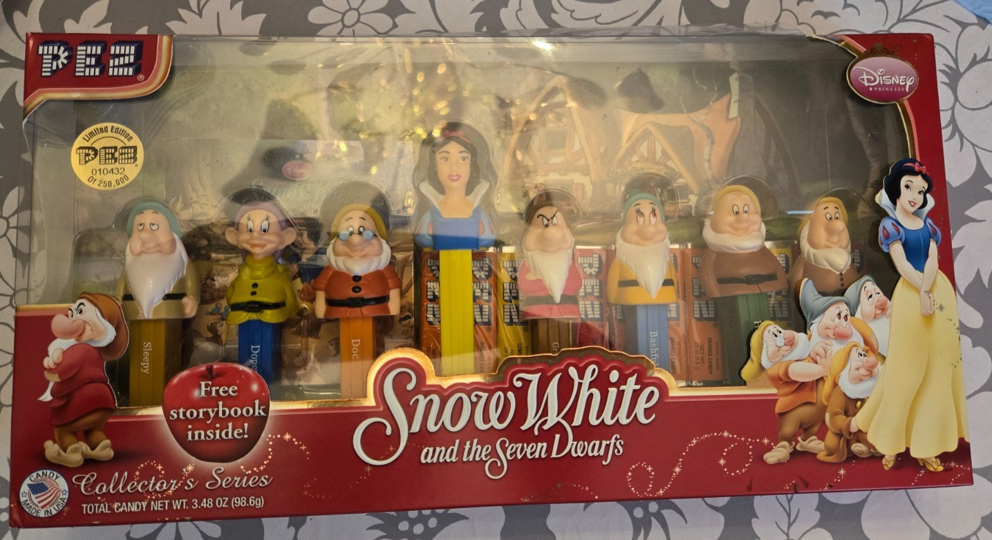 Disney Snow White and the Seven Dwarfs Collector\'s Series PEZ Set Story