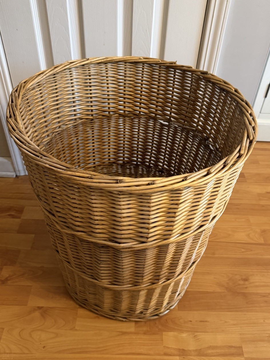 Large Vtg Round Wicker Rattan Storage Laundry Basket - 20” D X 23” Tall
