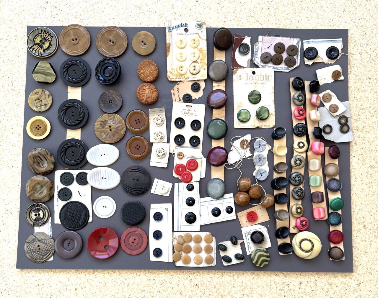 Lot Vintage Womens Dress Early Plastic & Metal Fashion Buttons 1930’s - 1960’s 