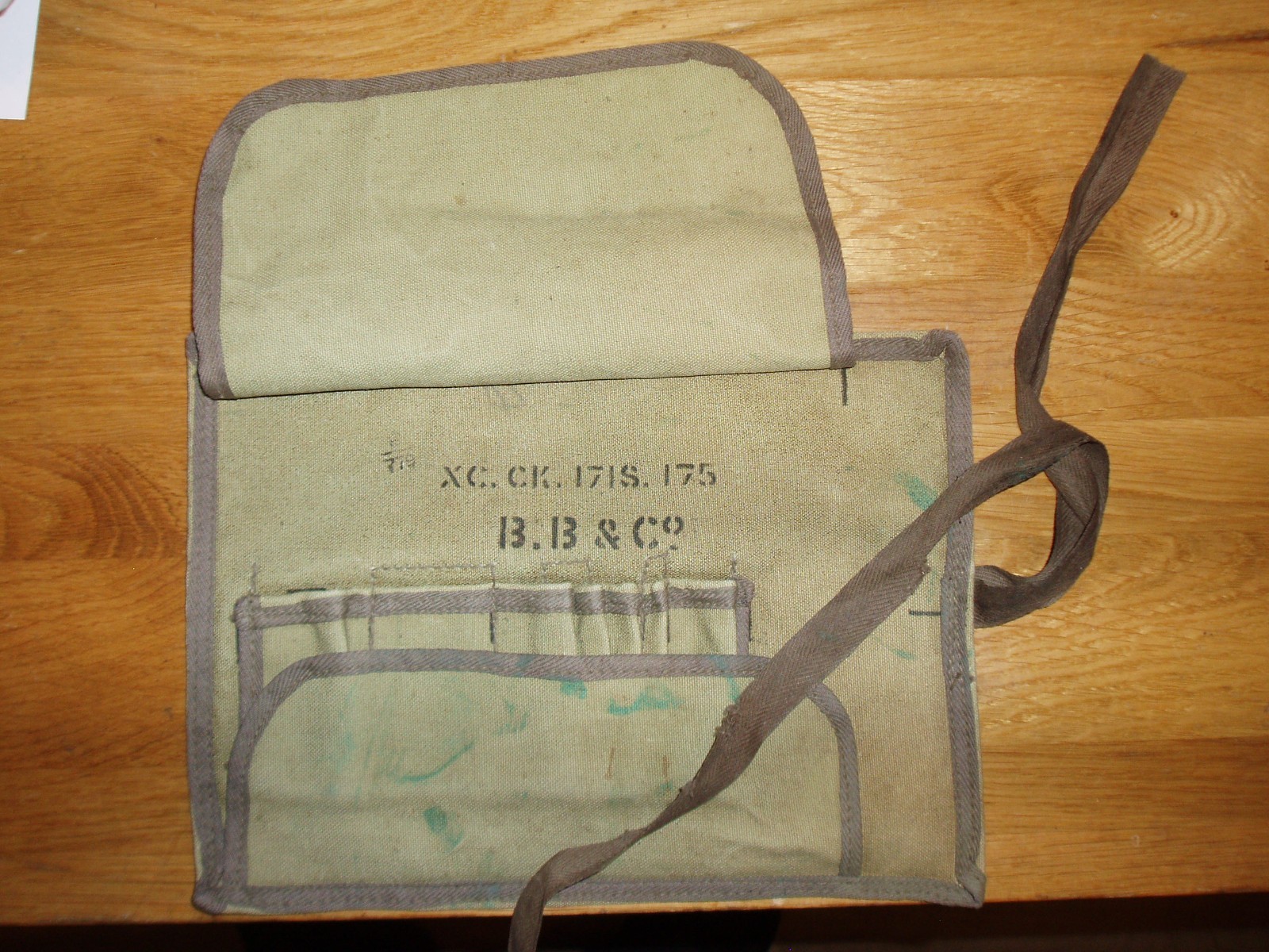Undated British Army canvas roll/pouch for ????