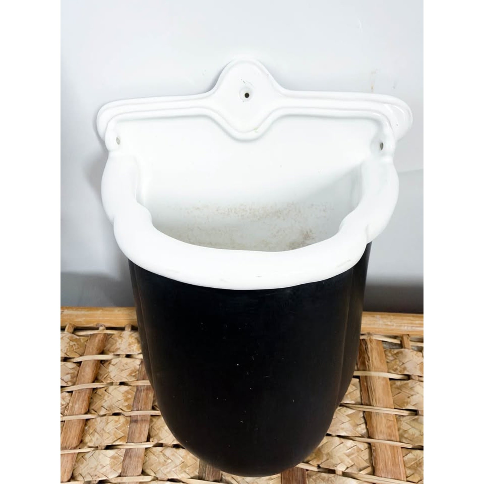 Vintage 1991 Bennington Potters Vermont Black White Wall Planter 9”