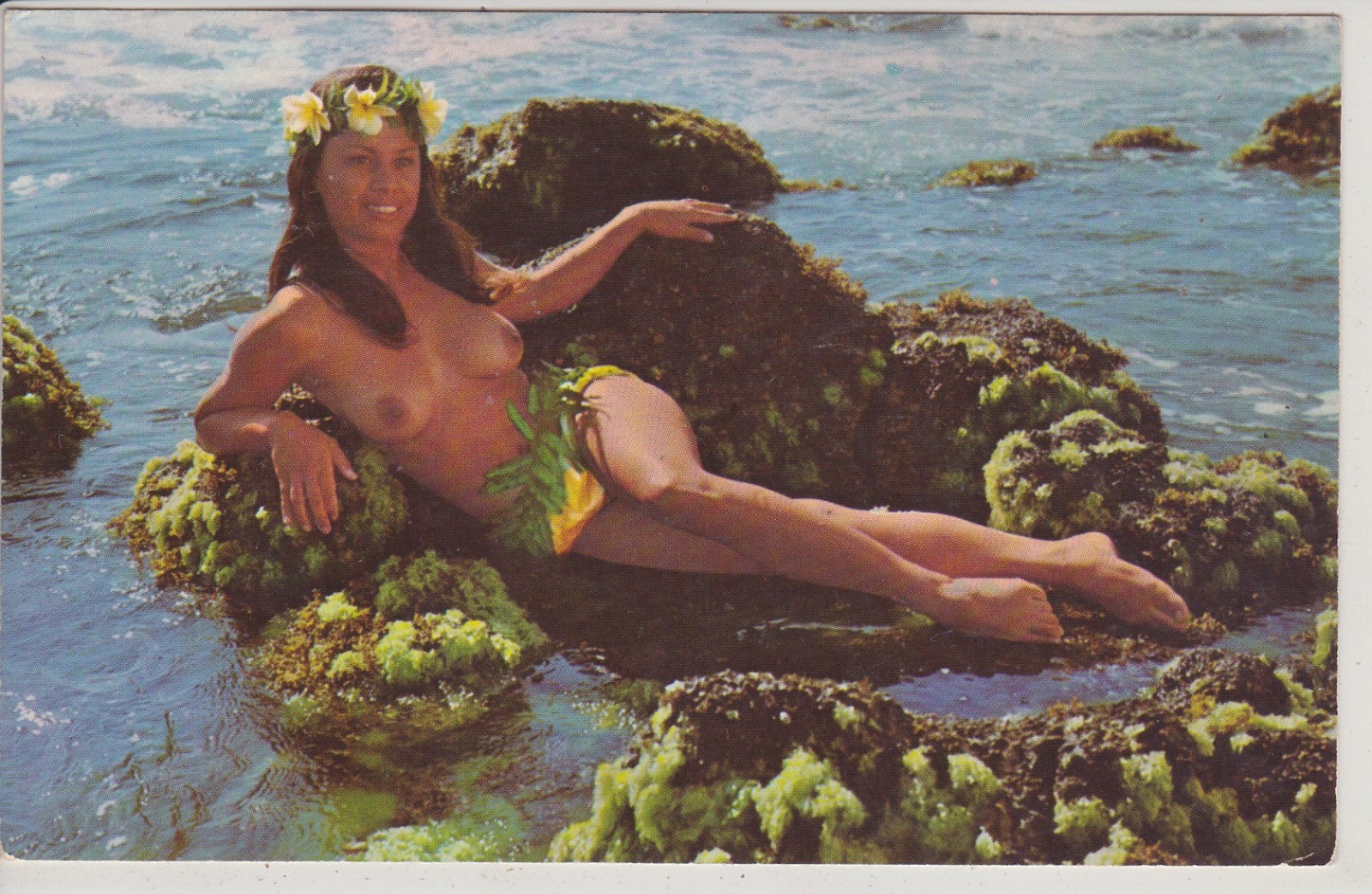 HER OWN POOL BESIDE THE SEA. VINTAGE POSTCARD 1124
