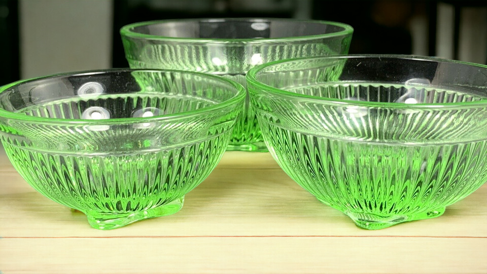 Stacy Marie Green Glass Child\'s Mixing Nesting Bowls SMALL Vintage NO Glow
