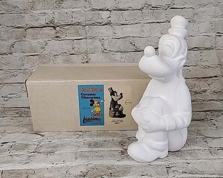 Vintage Walt Disney Hand Unpainted Ceramic Goofy Dog Figurine 9” Tall * Vintage Walt Disney Hand Unpainted Ceramic Goofy Dog Figurine 9” Tall *