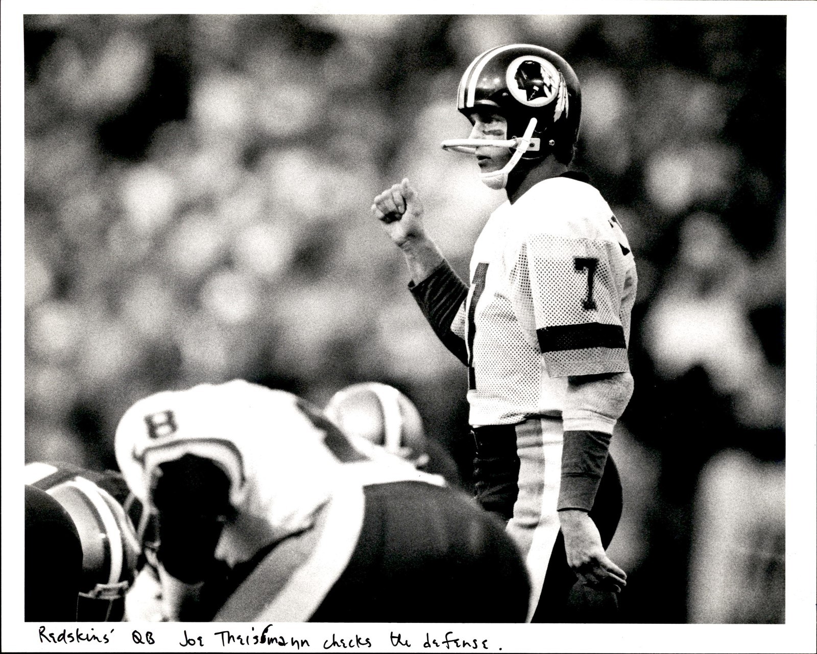 LD432 1984 Orig Morgan Ong Photo JOE THEISMANN WASHINGTON REDSKINS QB CHECKS DEF