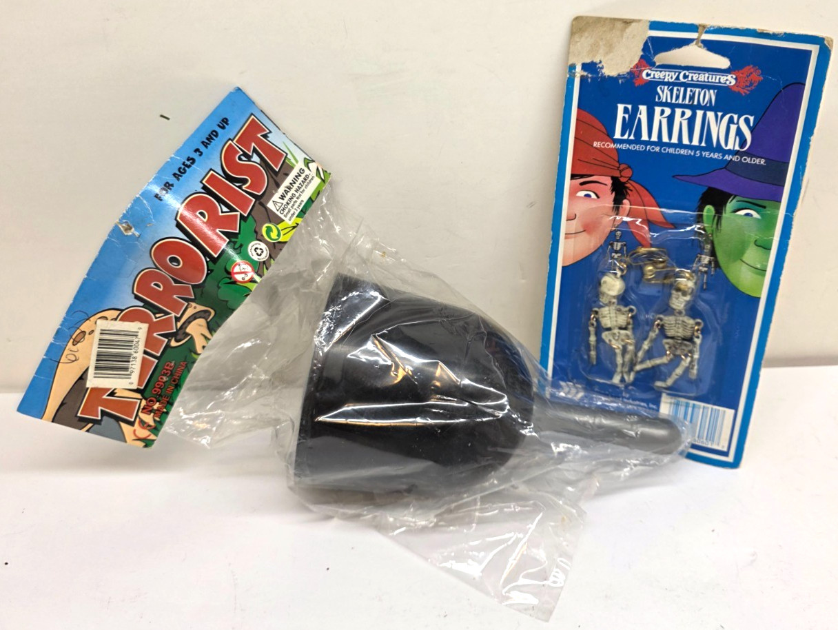 VTG 1987 Spearhead Halloween Costume Skeleton Earrings, Pirate Captains Hook VTG 1987 Spearhead Halloween Costume Skeleton Earrings, Pirate Captains Hook