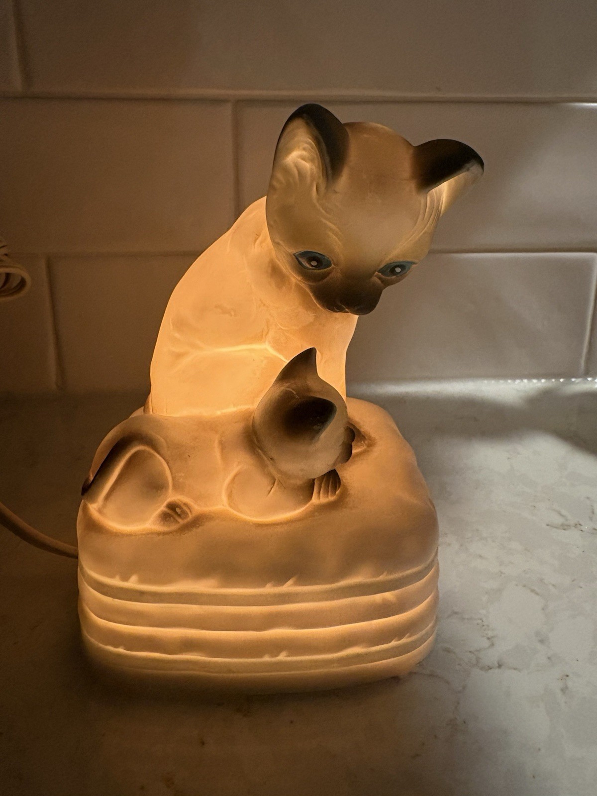 Vtg Siamese Cat Mom & Kitten on Pillow Night Light Lamp Made in Taiwan Works
