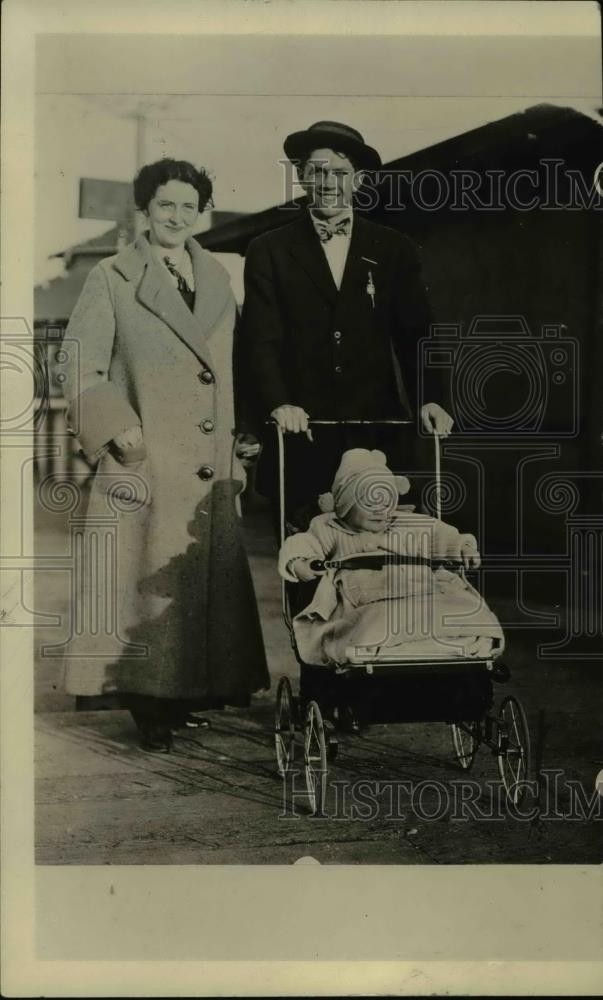 1923 Press Photo Boxer Johnny Kilbane with wife & daughter out for a stroll