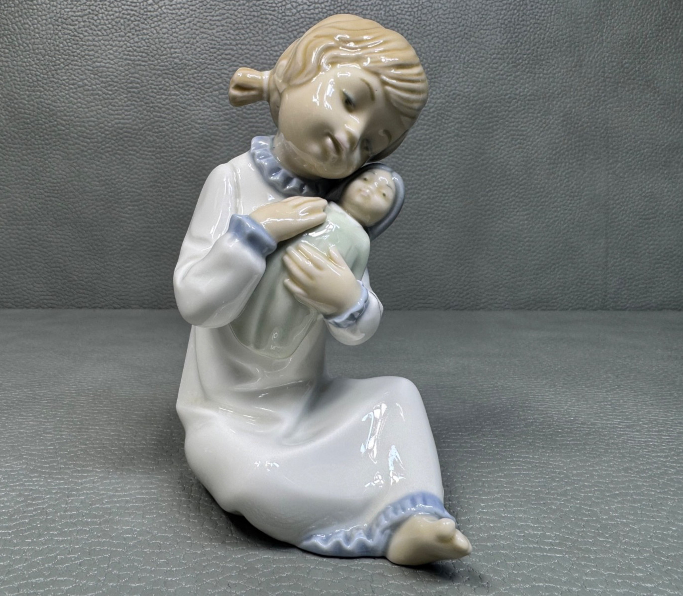 Vintage NAO by Lladro Girl Holding Baby Doll Porcelain Figurine Spain 6