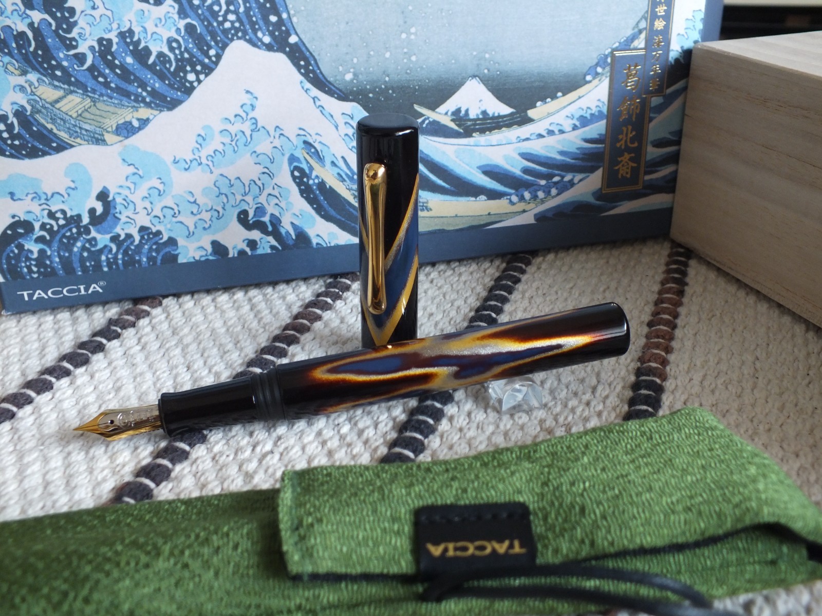 Taccia Katsushika Hokusai Special Edition Blue Fire Maki-e 14K Fountain Pen DDP