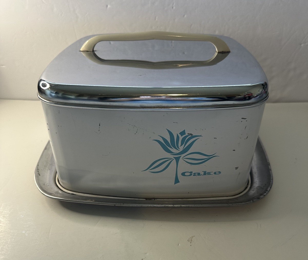 VTG 1950 MCM Beautyware By Lincoln Square White/Chrome Blue Flower Cake Carrier