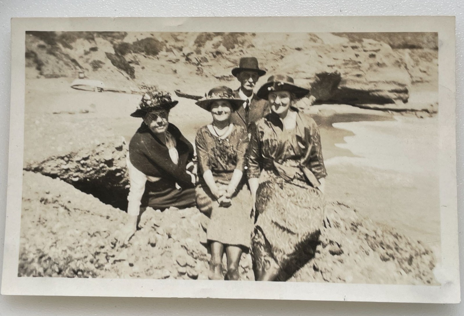 VTG 1920s Fashion Family Group Beach Ocean Rocks Portrait Hats Suit B&W Photo
