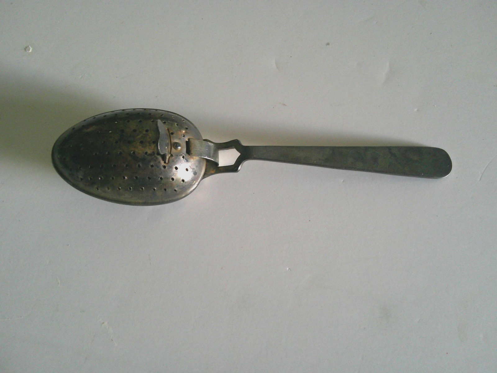 ANT./VTG. TEA STRAINER/BREWER MADE IN ENGLAND SILVER OR SILVER COLOR GOOD COND. ANT./VTG. TEA STRAINER/BREWER MADE IN ENGLAND SILVER OR SILVER COLOR GOOD COND.