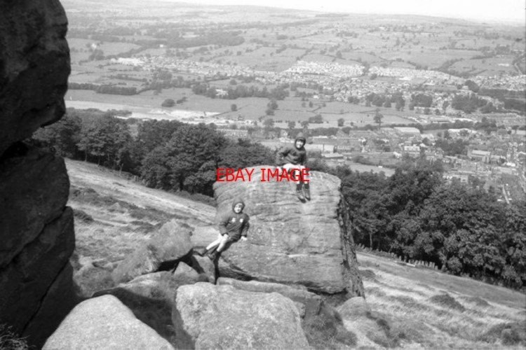 PHOTO  1970 YORKSHIRE ROCKS AT OTLEY CHEVIN ALWAYS POPULAR AND NOT LEAST FOR THE