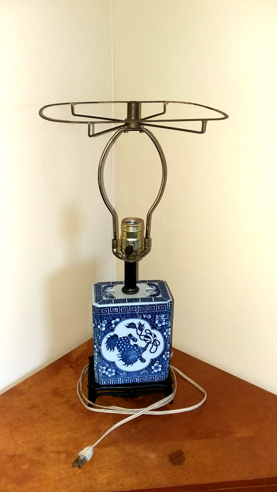 VINTAGE LAMP Chinese Porcelain Blue and White Foo Dog WITH ORIGINAL SHADE HOLDER