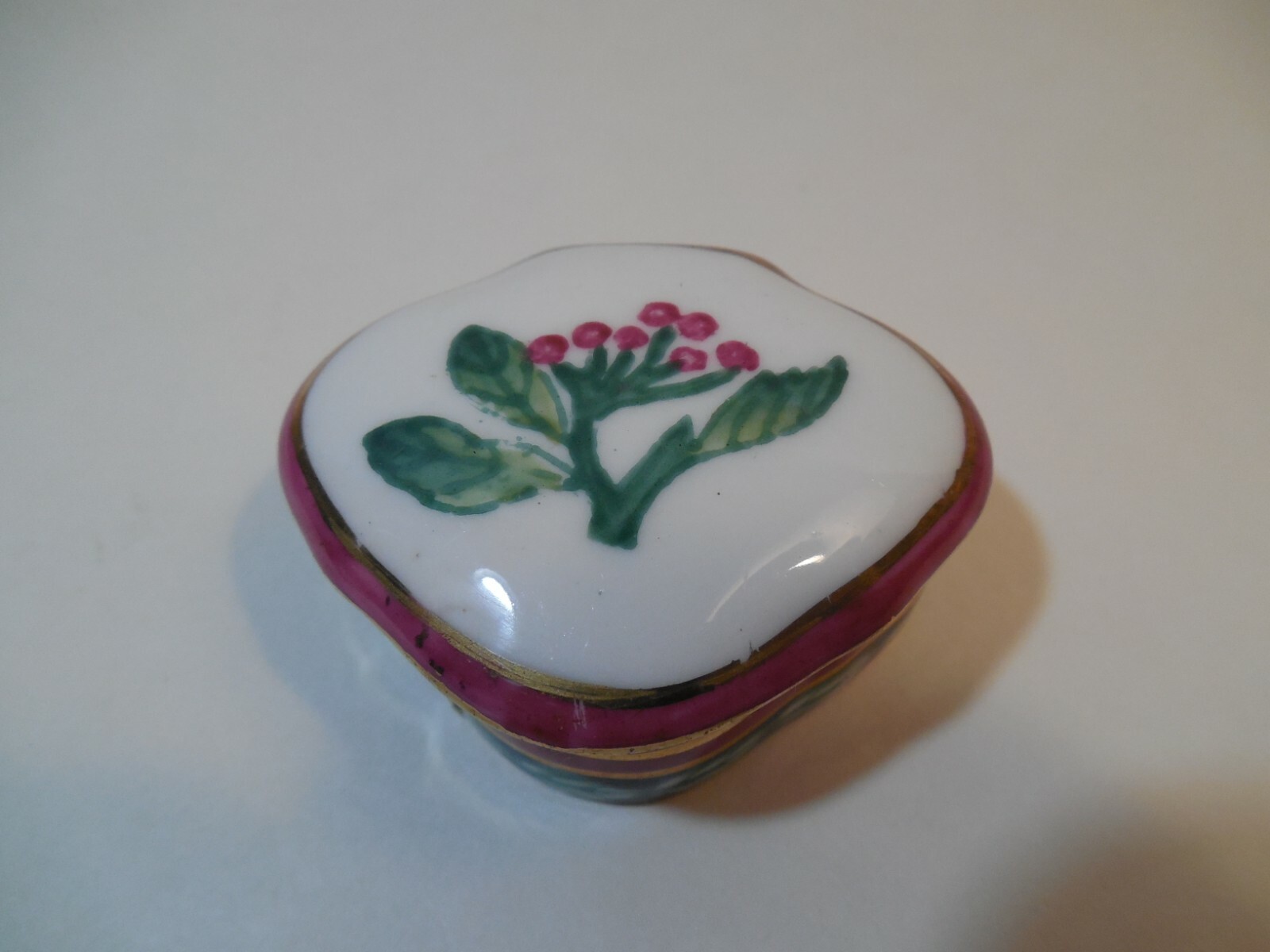 Enesco 1998 National Wildlife Federation Small Porcelain Floral Trinket Box