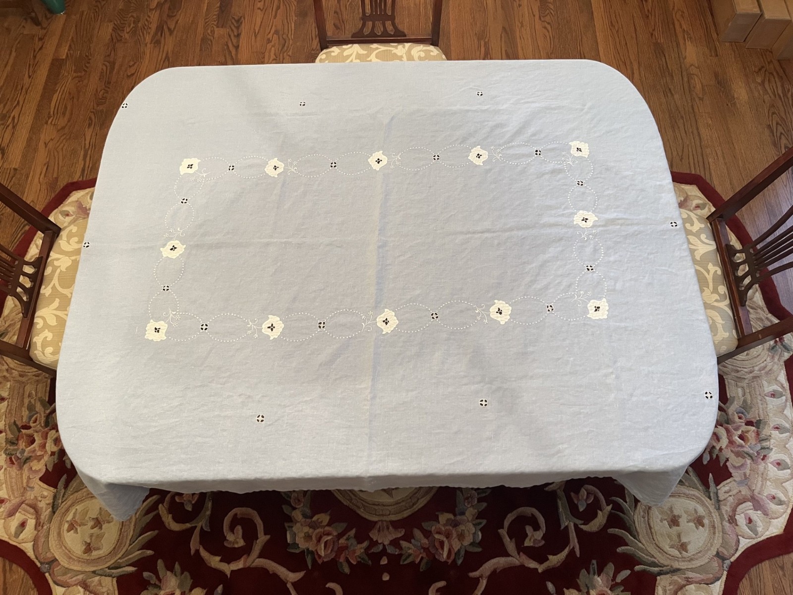 Vintage Embroidered Linen Tablecloth (80\