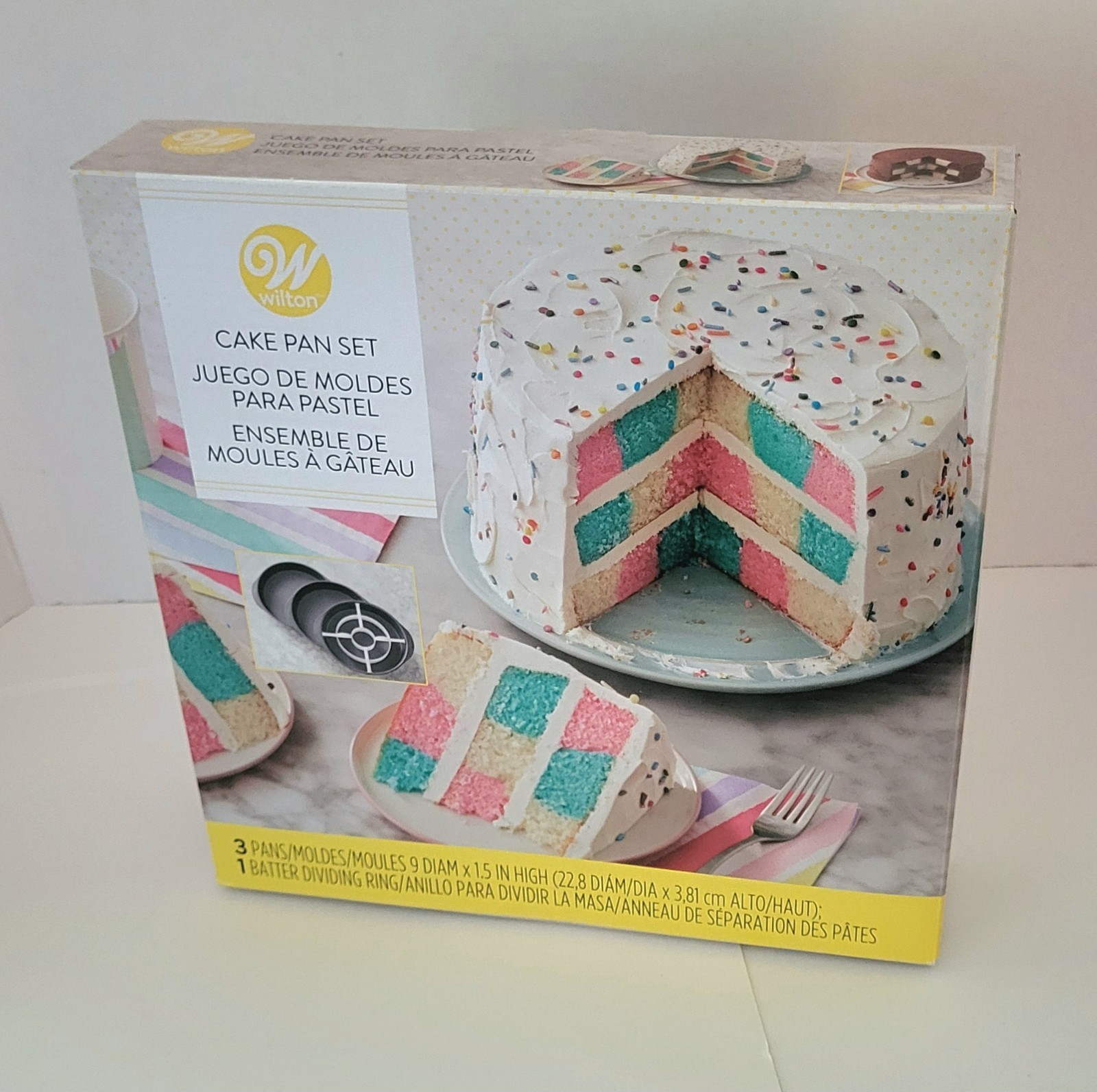 Wilton Checkerboard Cake Pan New in box Set Round, New, 3 Pans and divider Wilton Checkerboard Cake Pan New in box Set Round, New, 3 Pans and divider