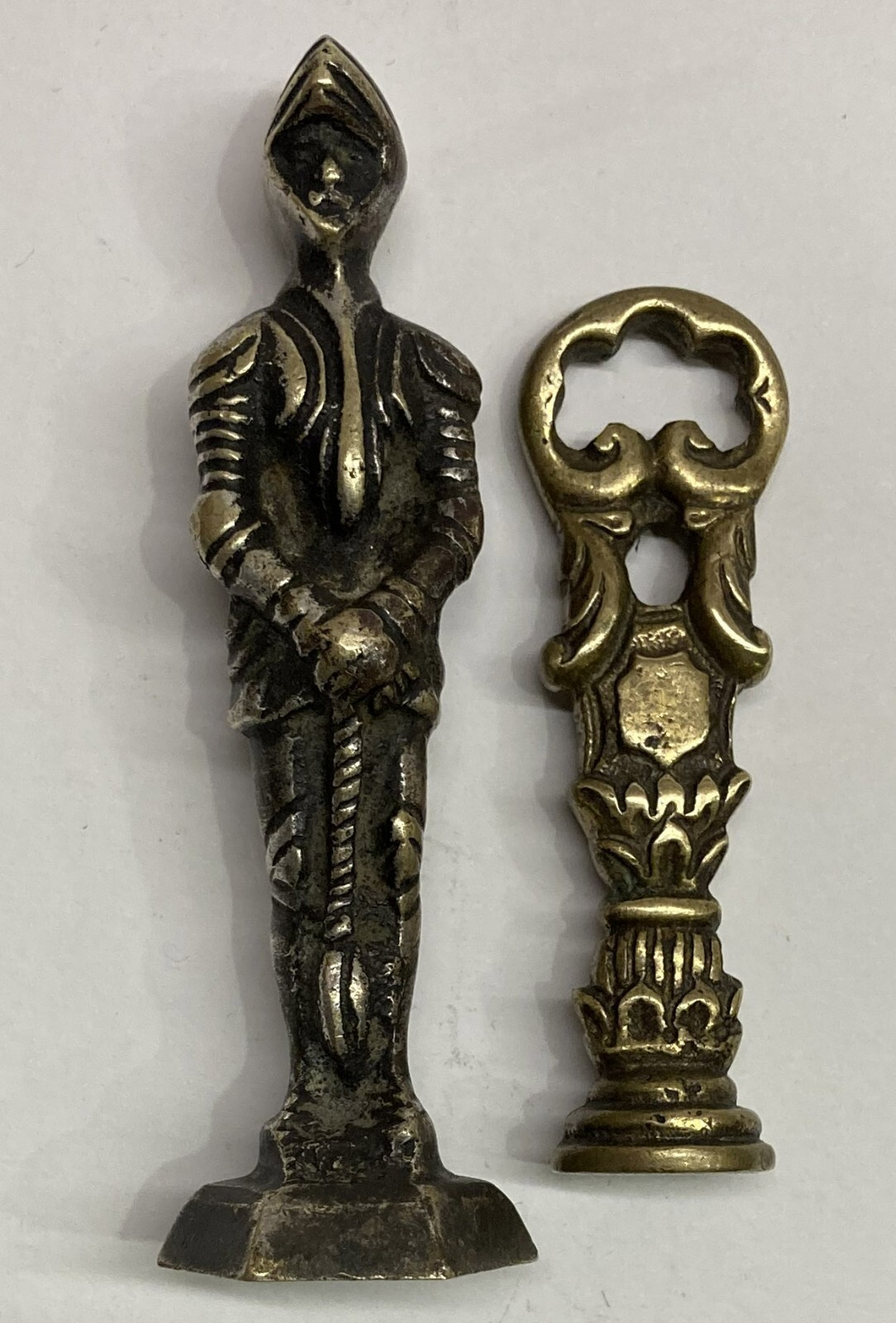 ANTIQUE BRONZE LOT x2 SEALS GERMANIC FIGURE SOLDIER DESIGN & BEAUTY SHIELD PIECE