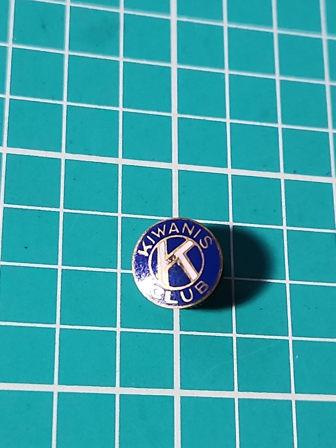 Vtg Kiwanis Club Screw Back Gold Tone Lapel Pin