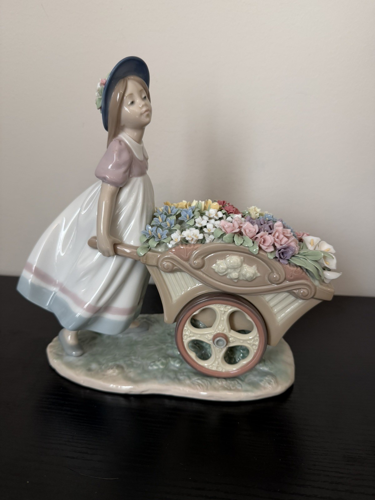 Lladro Love\'s Tender Tokens Girl Figurine Lladro Love\'s Tender Tokens Girl Figurine