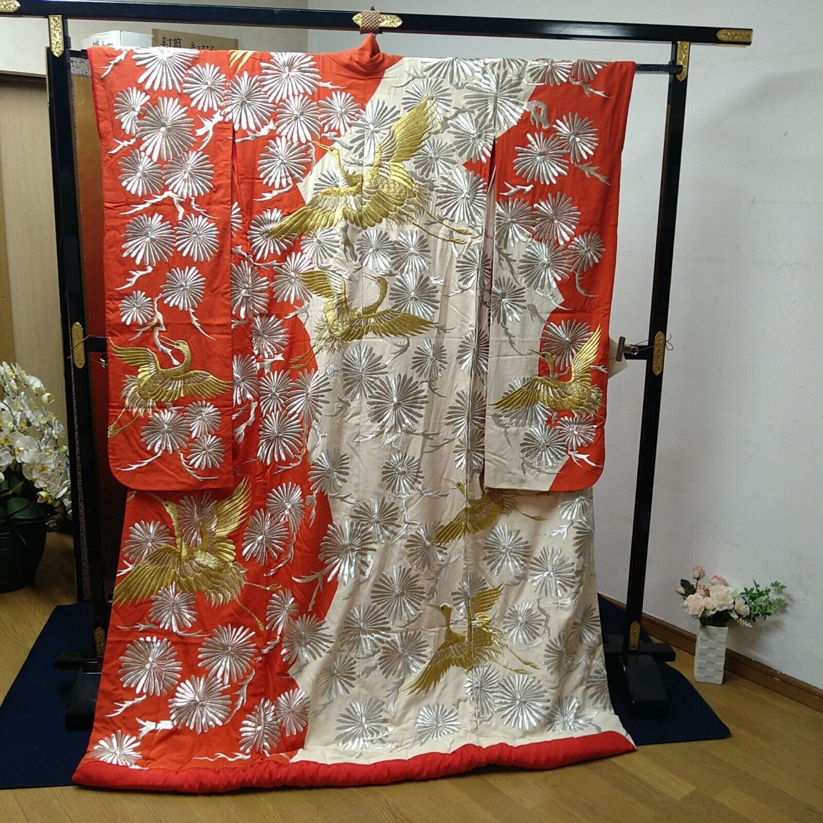 Japanese Uchikake Luxurious Wedding Bridal Kimono Silver Pines Crane Embroidered