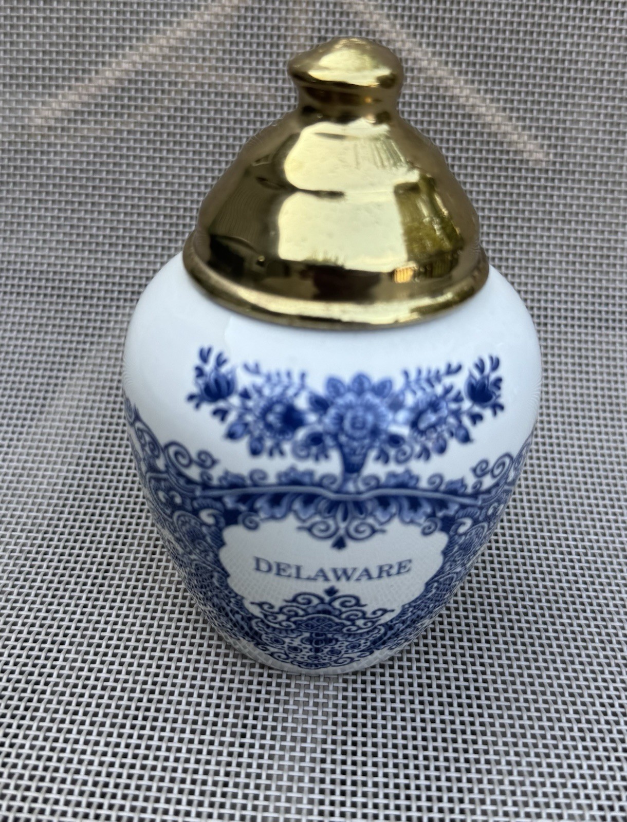 Delaware Delft ROYAL GOEDEWAAGEN SMALL TOBACCO JAR. MADE IN HOLLAND Delaware Delft ROYAL GOEDEWAAGEN SMALL TOBACCO JAR. MADE IN HOLLAND