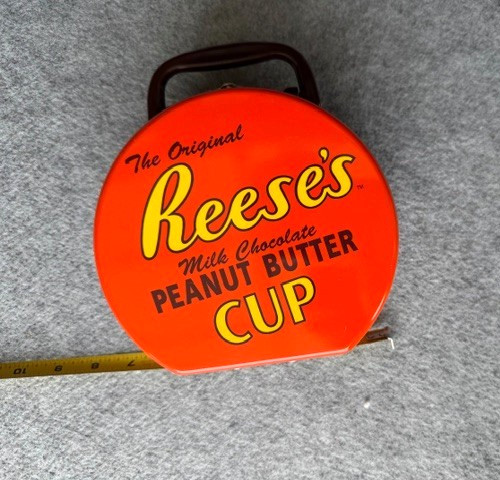 VTG Reese's Peanut Butter Cup Metal Tin Container Lunch box-style Good Condition