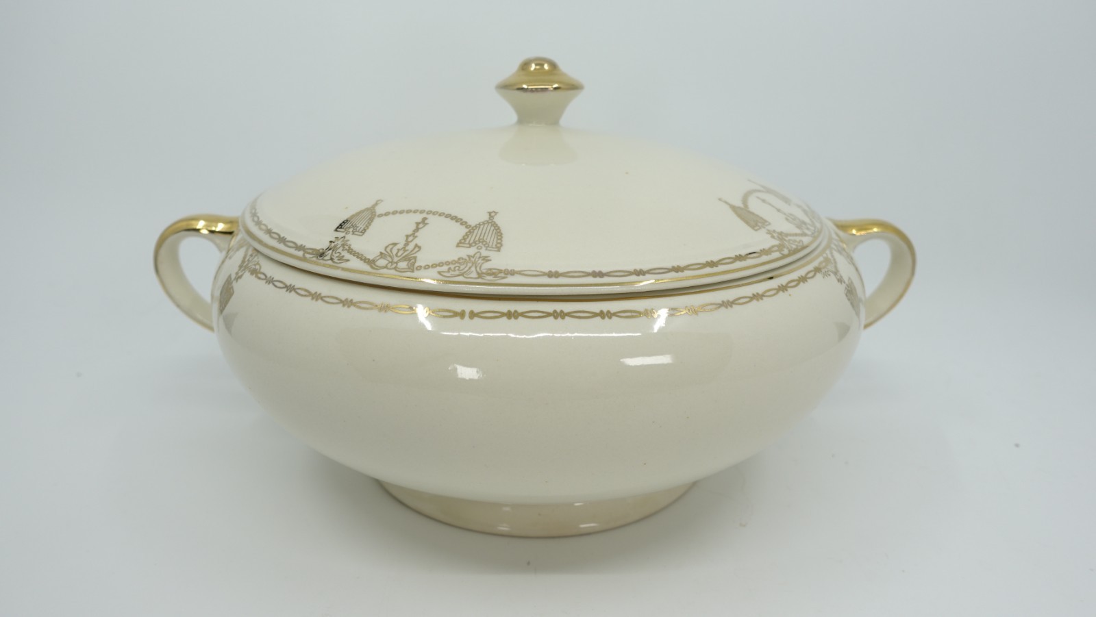 Vtg. Salem China Company Covered Doup Tureen in  the Commodore pattern