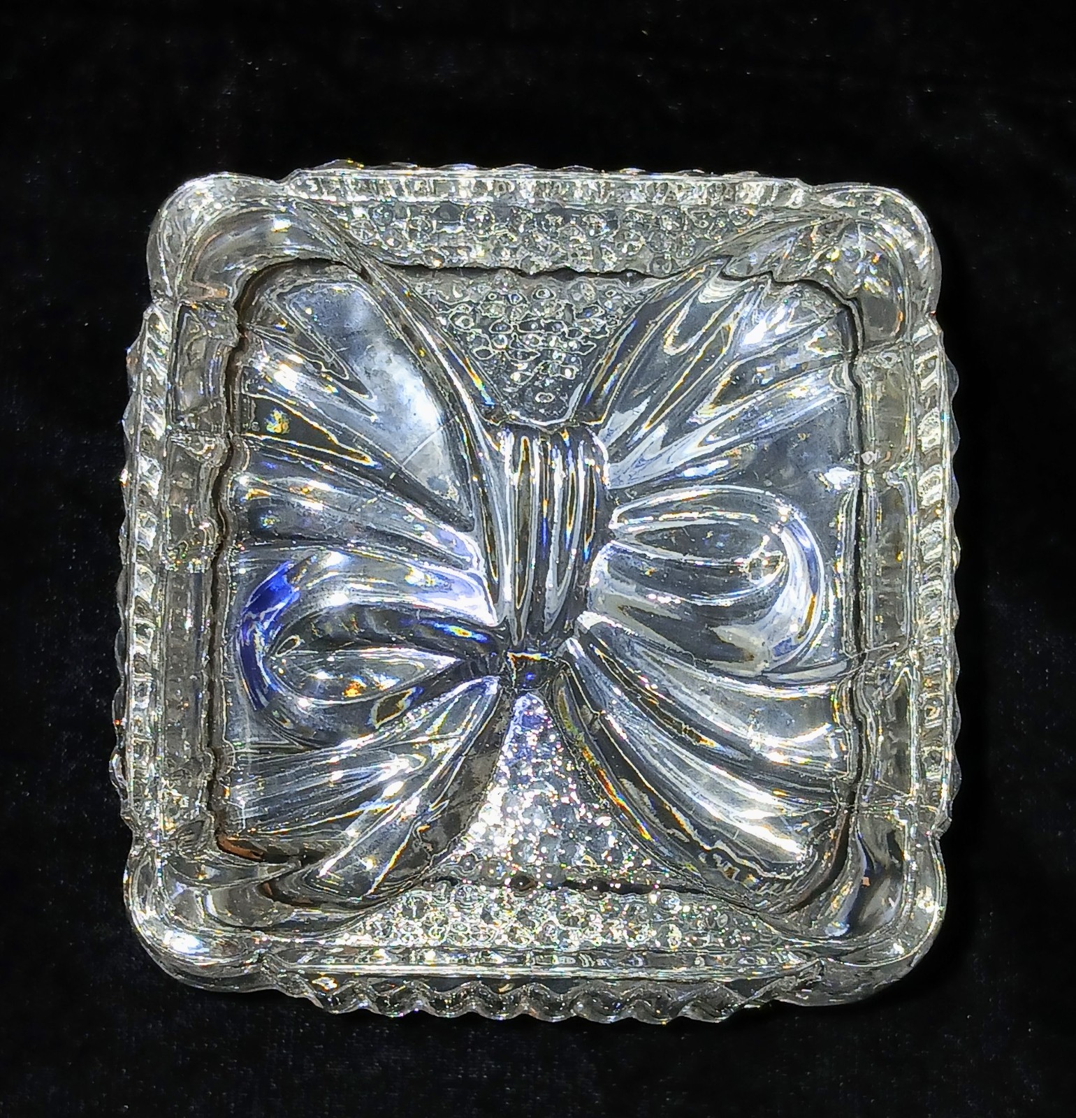VINTAGE AVON 24% Lead Crystal Treasure Box with Romantic Bow Tie Relief