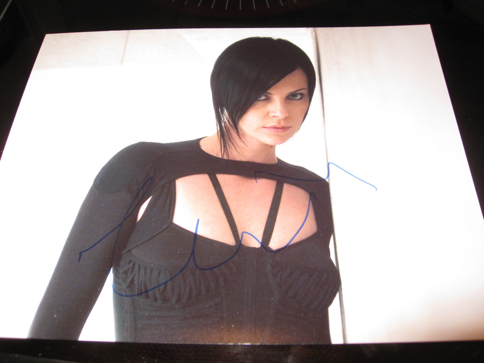 CHARLIZE THERON SIGNED AUTOGRAPH 8x10 PHOTO AEON FLUX PROMO IN PERSON COA AUTO D