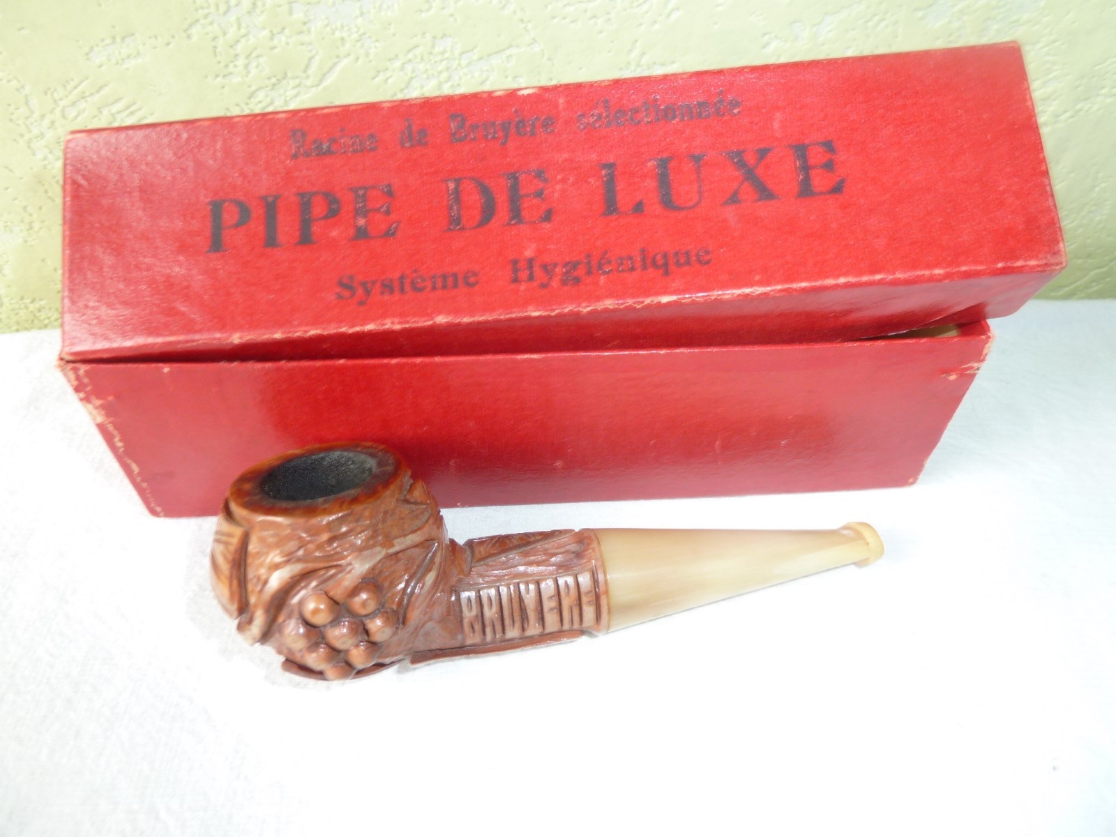 Antique Luxury Heather Root Carved Pipe Vine Leaf and Grape Antique Luxury Heather Root Carved Pipe Vine Leaf and Grape