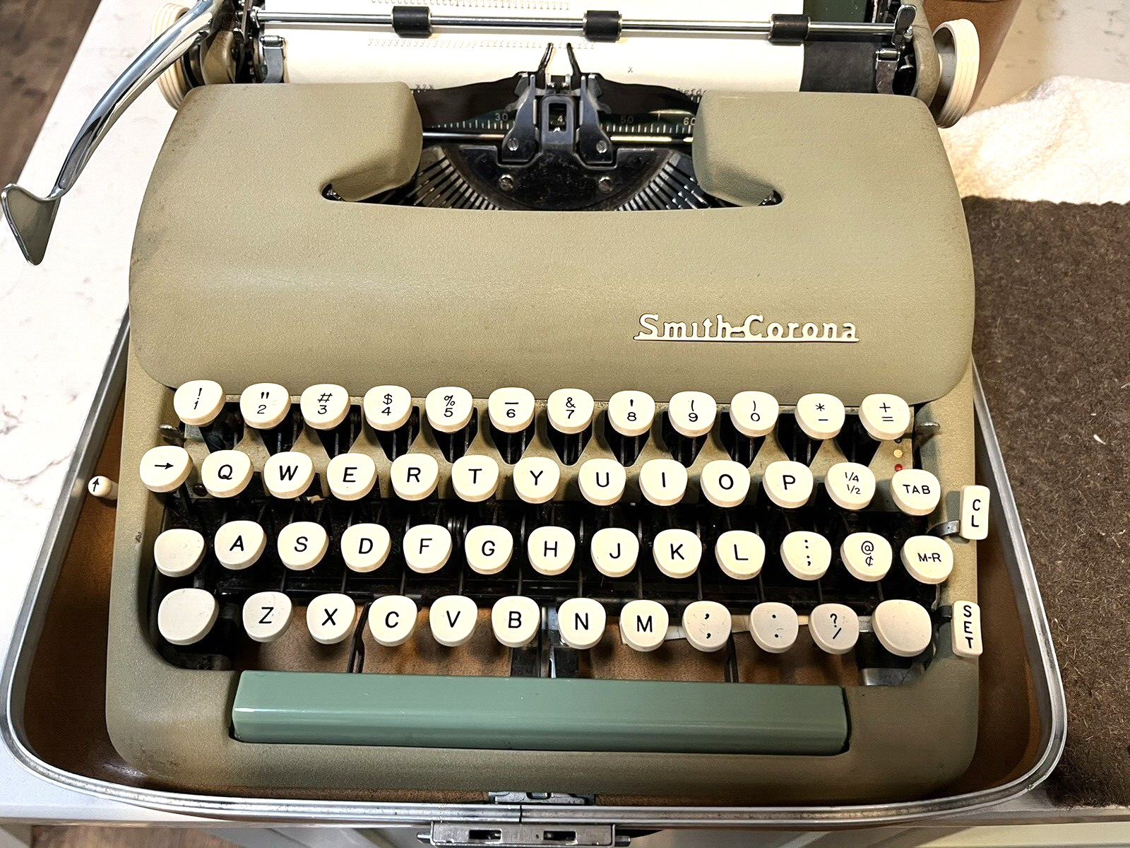 BEAUTIFUL Smith-Corona SILENT SUPER Portable Typewriter Sea-Foam Green.