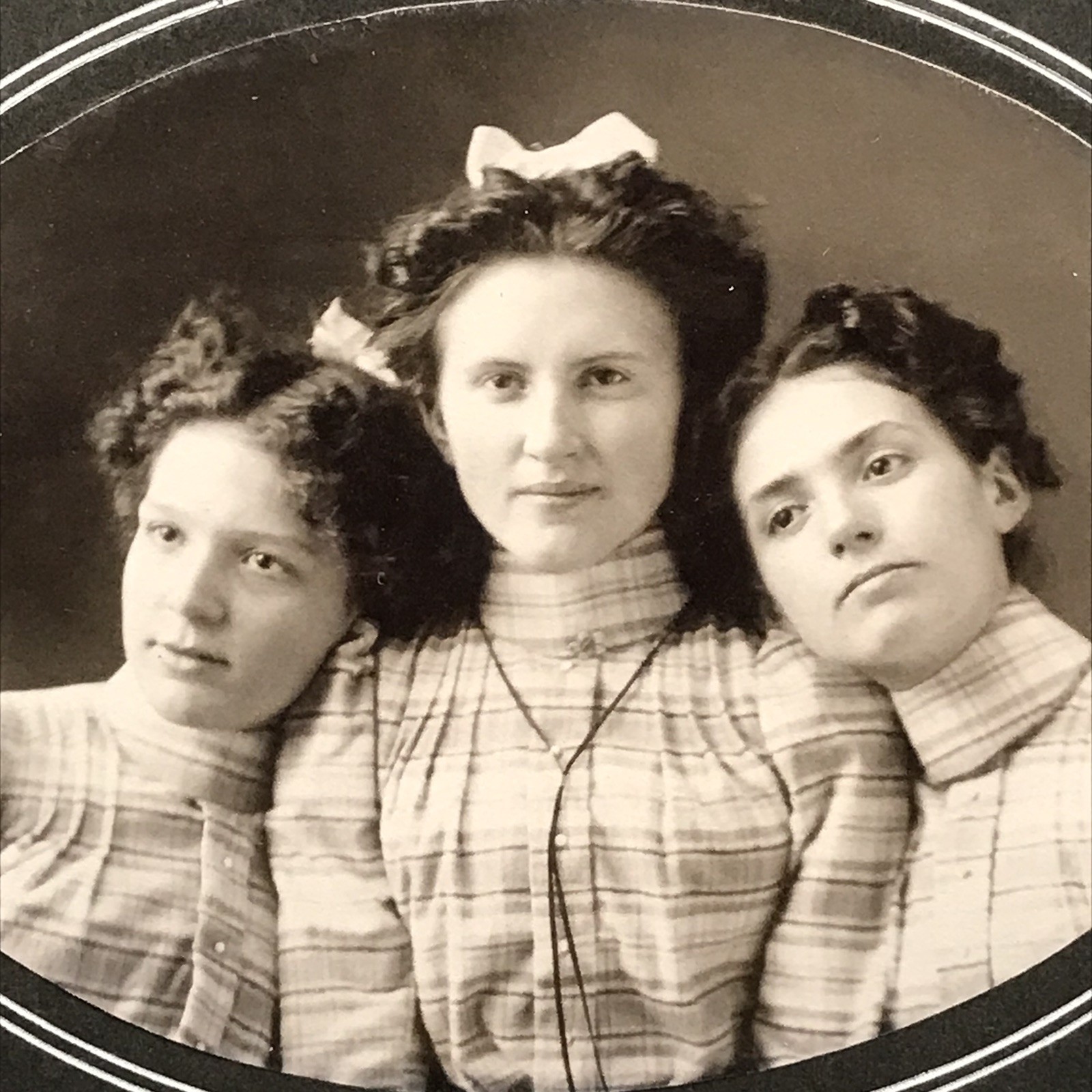 c1890s Victorian Cabinet Card 3 Girls Sisters High Collared Striped Dress Photo