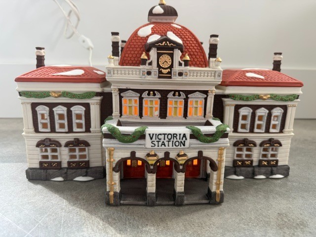 Deptartment 56 Victoria Station Dickens Heritage Christmas Village 55743- TESTED