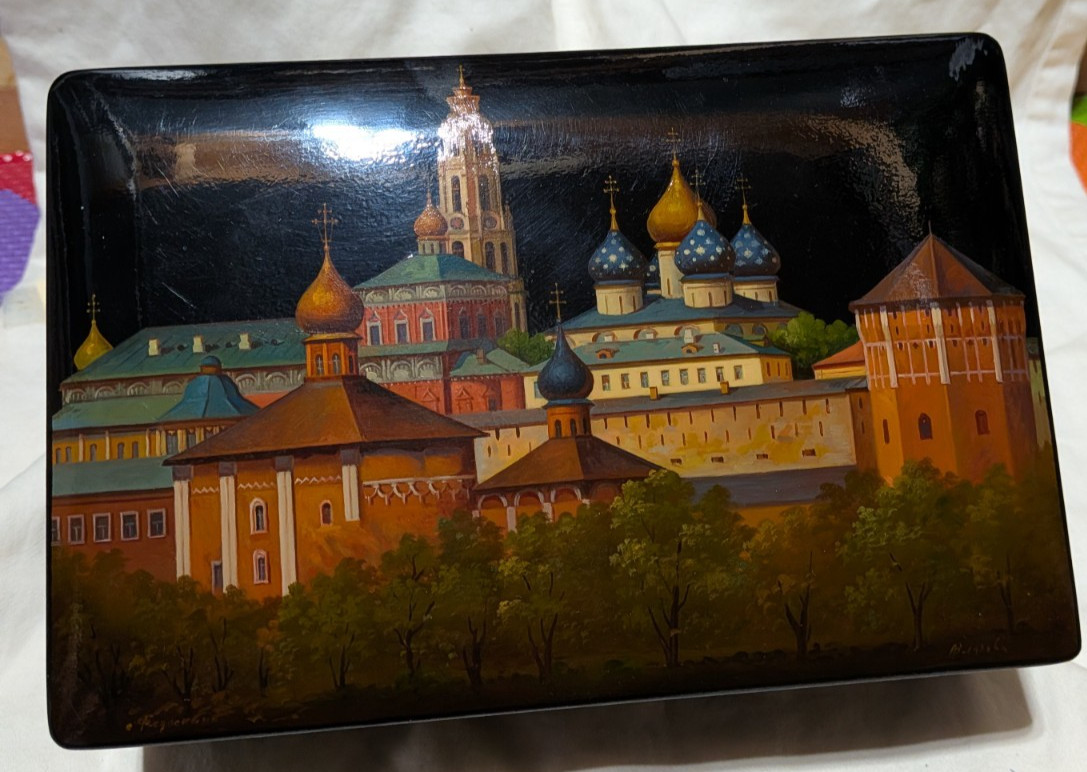 Hand-painted  vintage Russian Lacquer Box Scenic Kremlin, Signed Fedoskino?