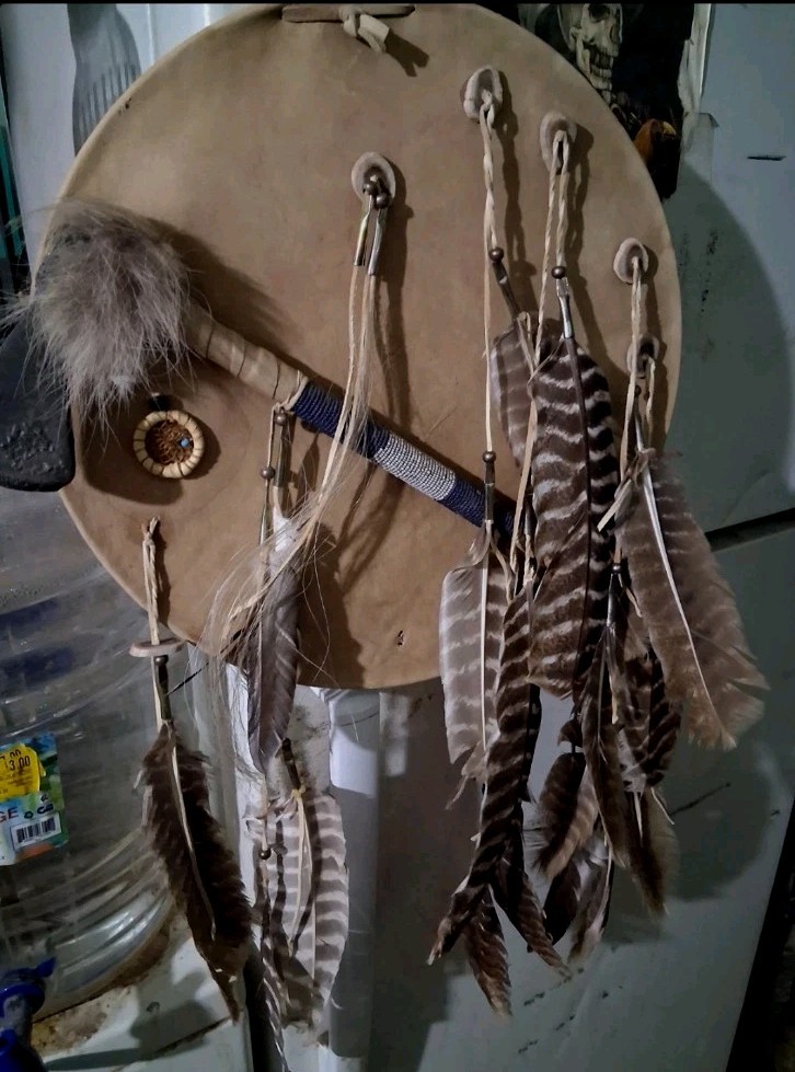 ** AWESOME NATIVE AMERICAN WALL ART LEATHER SHIELD TOMAHAWK DISPLAYS BEAUTIFUL**