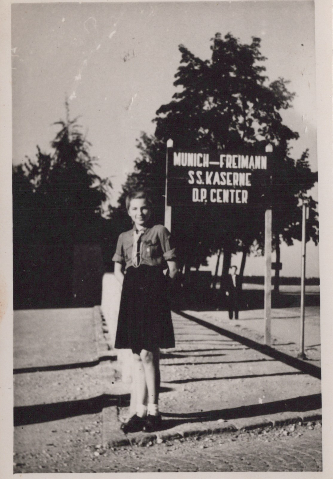 1947 Munich Freimann DP Center Displaced Persons Camp Woman SMALL VINTAGE PHOTO